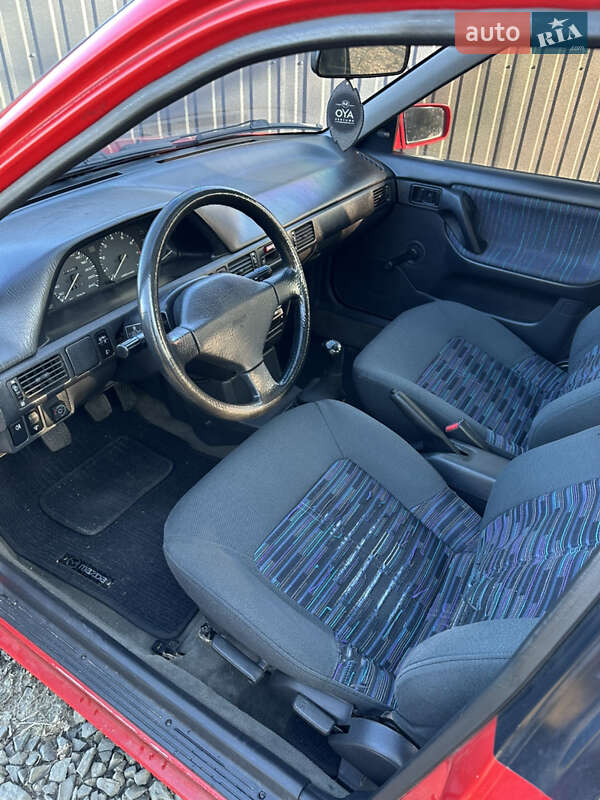 Седан Mazda 323 1992 в Вараші