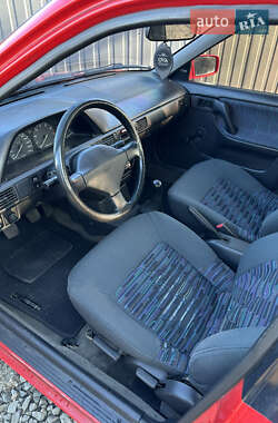 Седан Mazda 323 1992 в Вараше