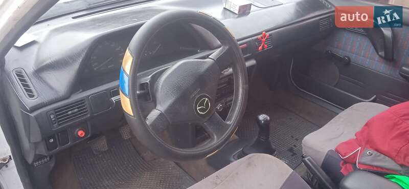 Седан Mazda 323 1992 в Львове