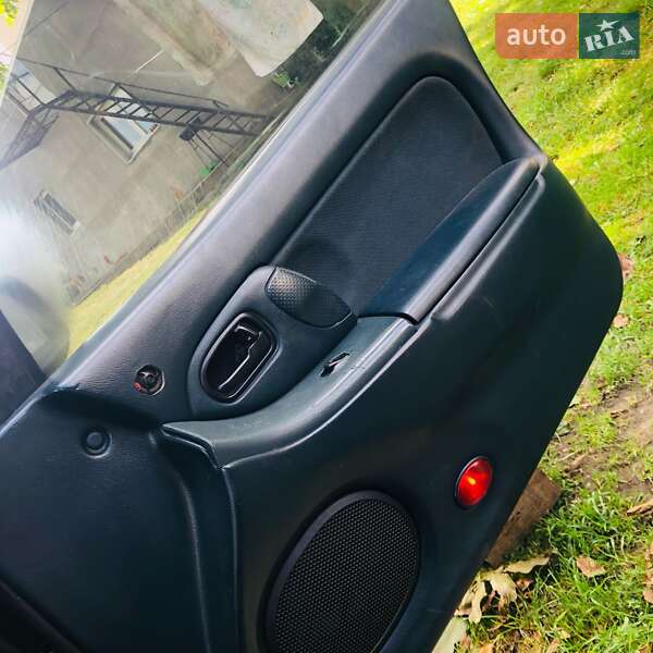 Хэтчбек Mazda 323 1994 в Новоселице