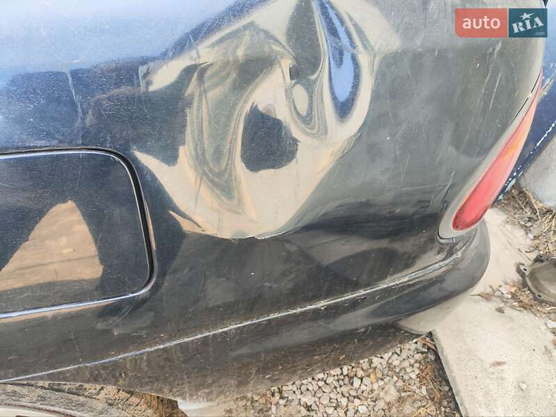 Седан Mazda 323 1996 в Запоріжжі