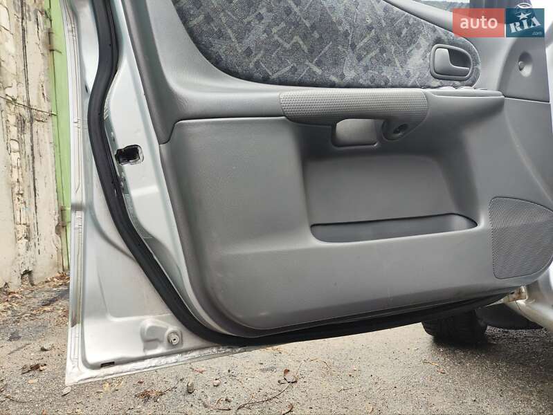 Хэтчбек Mazda 323 1998 в Светловодске