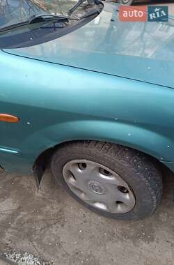 Хетчбек Mazda 323 2002 в 