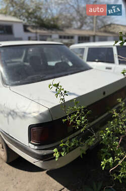 Седан Mazda 323 1990 в 