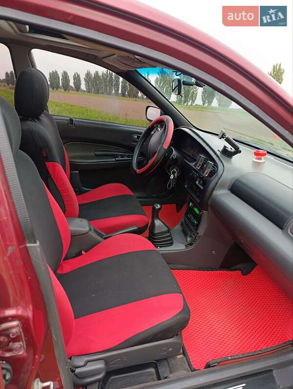 Седан Mazda 323 1996 в Ровно
