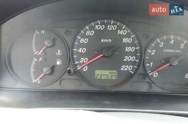 Седан Mazda 323 2000 в 