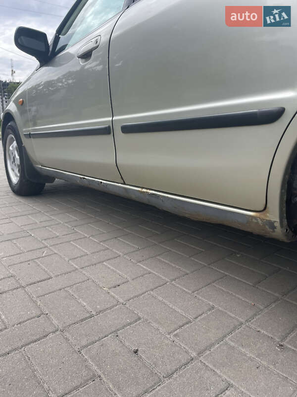 Седан Mazda 323 1998 в Черкасах