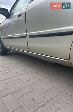 Седан Mazda 323 1998 в 