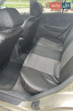 Седан Mazda 323 1998 в 