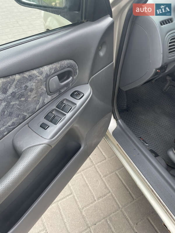 Седан Mazda 323 1998 в Черкасах