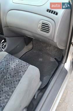 Хэтчбек Mazda 323 1999 в 
