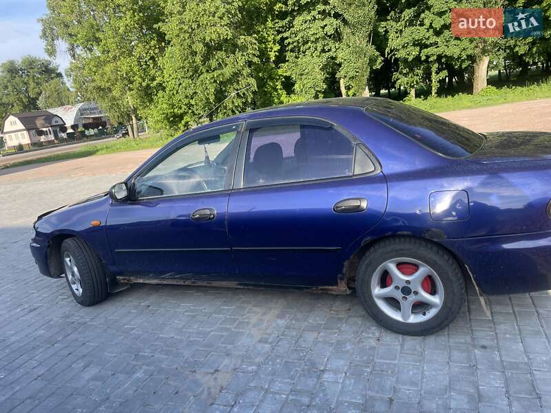 Седан Mazda 323 1995 в Киеве