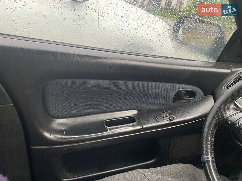 Хэтчбек Mazda 323 1998 в Львове