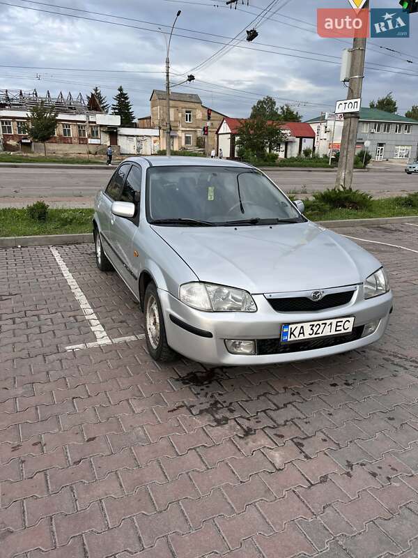 Mazda 323 2000