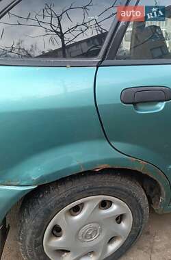 Хэтчбек Mazda 323 2002 в 