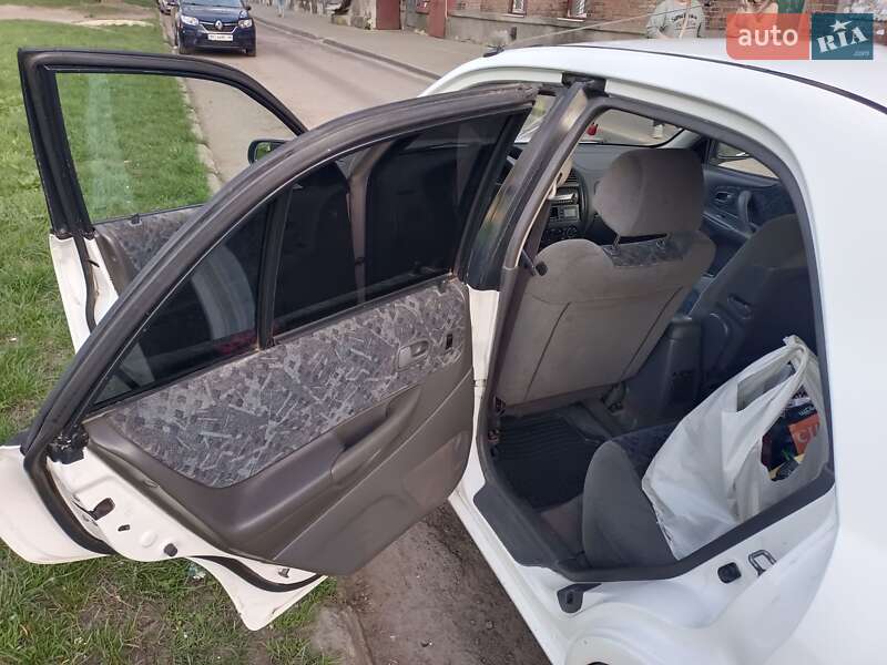 Седан Mazda 323 1999 в Белзі