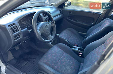 Седан Mazda 323 1998 в 