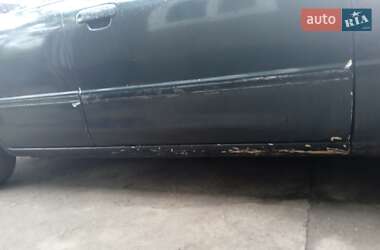 Седан Mazda 323 1998 в 