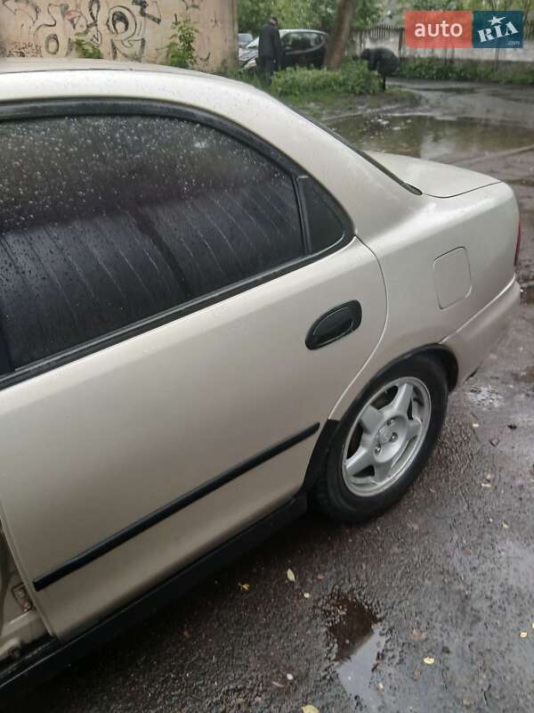Седан Mazda 323 1995 в Кореці