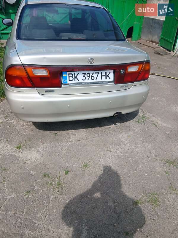 Седан Mazda 323 1995 в Кореці