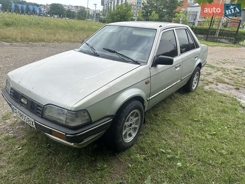 Седан Mazda 323 1989 в 