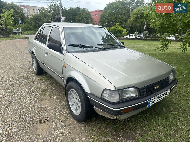 Седан Mazda 323 1989 в Черновцах