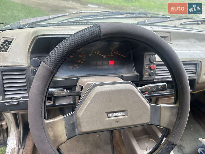 Седан Mazda 323 1989 в Черновцах