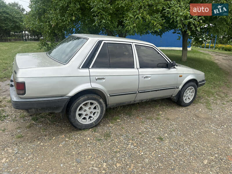Седан Mazda 323 1989 в Черновцах