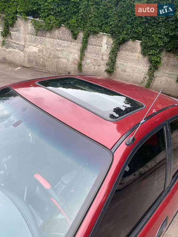 Седан Mazda 323 1996 в Ровно