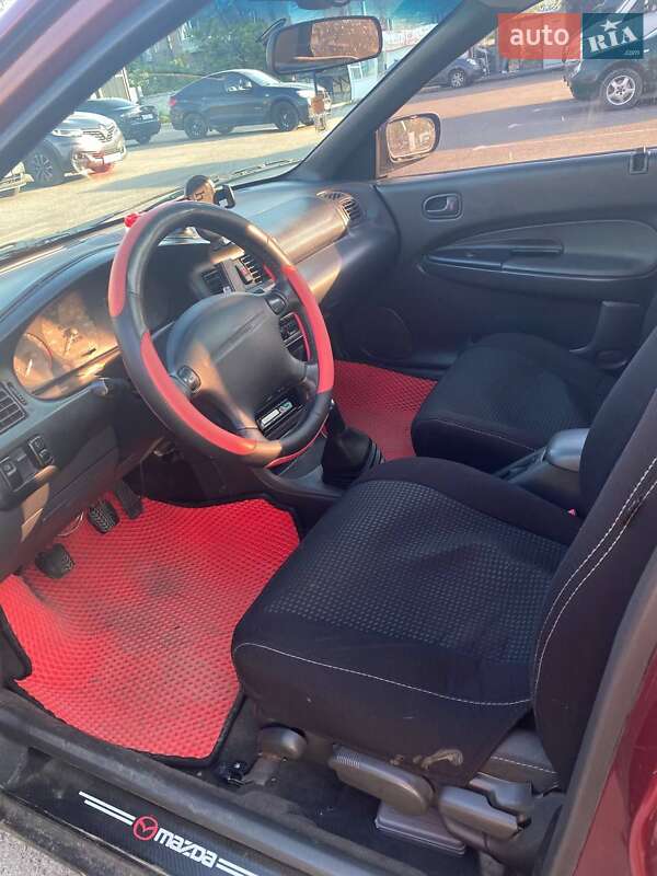 Седан Mazda 323 1996 в Ровно