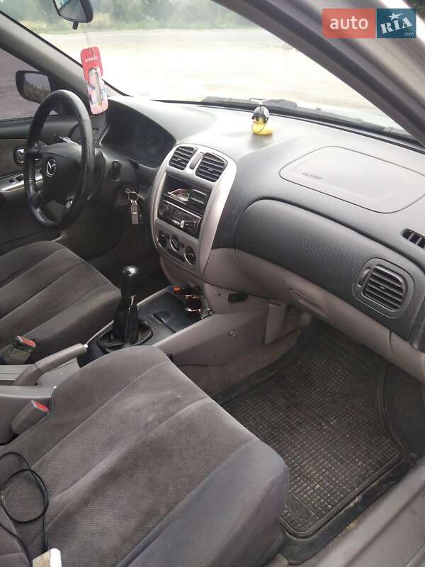 Седан Mazda 323 2002 в Тараще