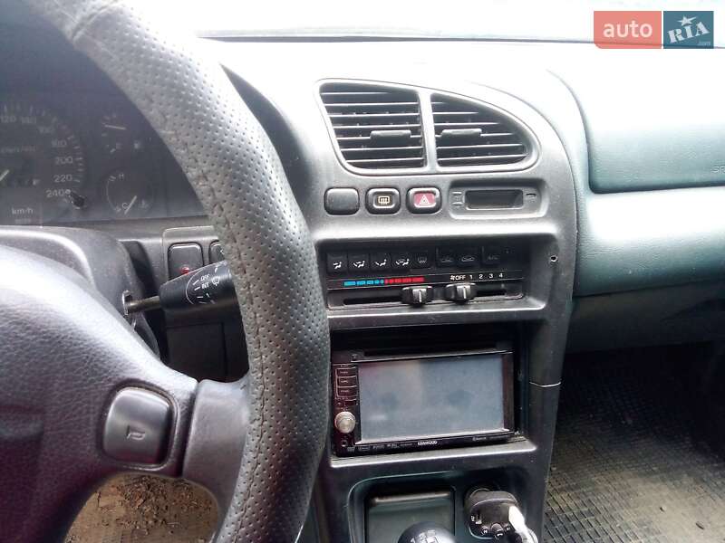 Хетчбек Mazda 323 1995 в Чернівцях