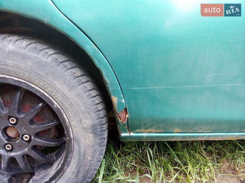 Хетчбек Mazda 323 1995 в Чернівцях