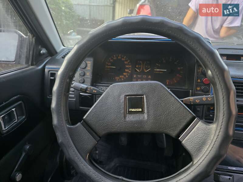 Хэтчбек Mazda 323 1987 в 