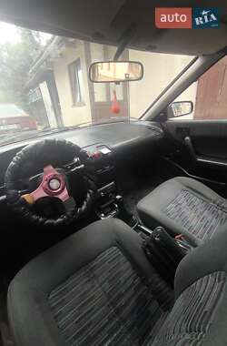 Хэтчбек Mazda 323 1992 в 