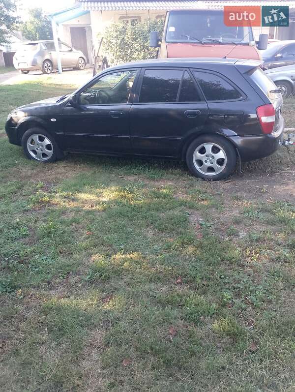 Хэтчбек Mazda 323 2000 в 