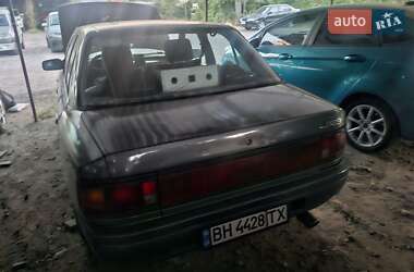 Седан Mazda 323 1990 в 