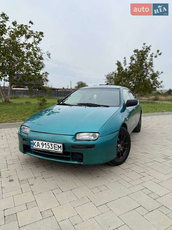 Хэтчбек Mazda 323 1996 в 
