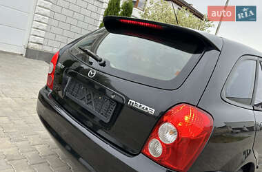Хэтчбек Mazda 323 2003 в 