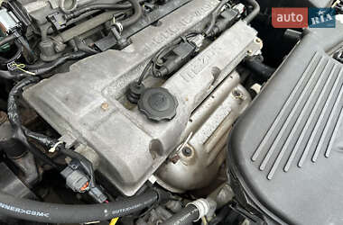 Хэтчбек Mazda 323 2003 в 