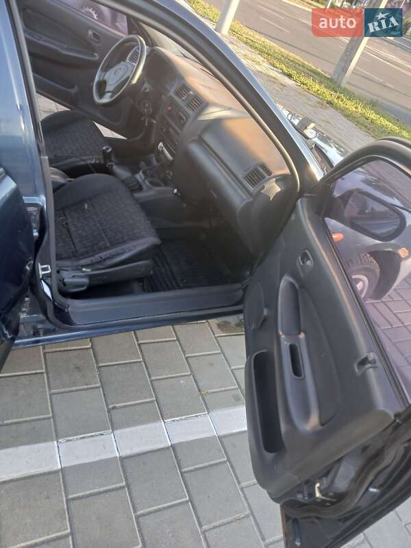 Седан Mazda 323 1998 в Черкассах