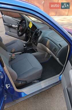 Хэтчбек Mazda 323 2003 в 