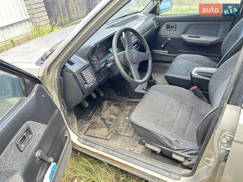 Хэтчбек Mazda 323 1988 в Каменец-Подольском