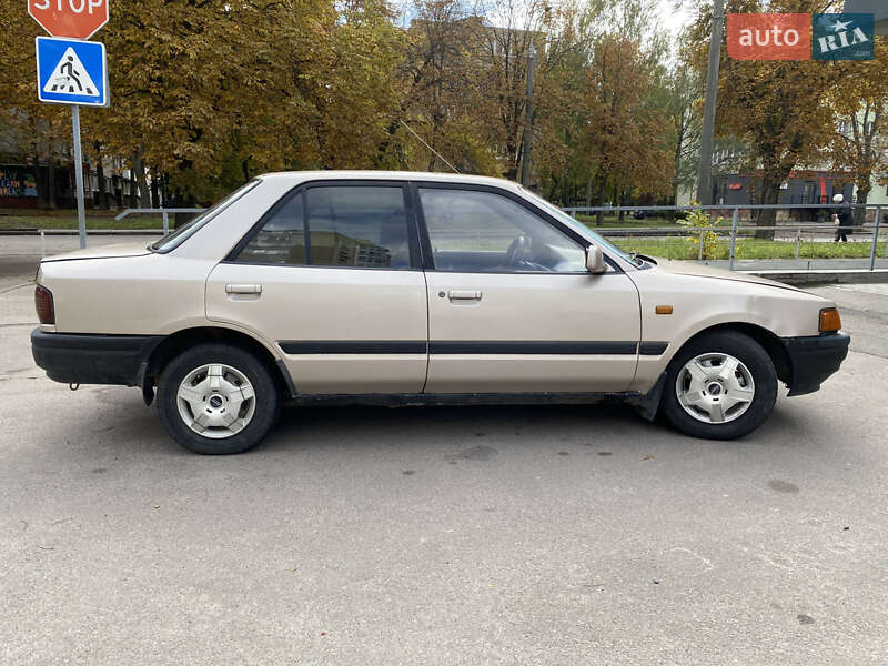 Седан Mazda 323 1996 в Ровно