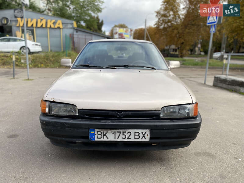 Седан Mazda 323 1996 в Ровно