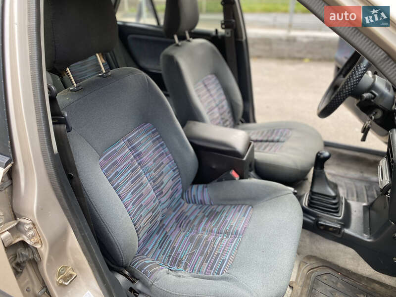 Седан Mazda 323 1996 в Ровно