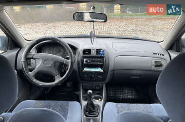 Седан Mazda 323 1999 в 