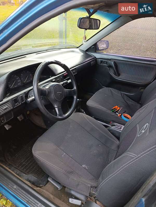 Седан Mazda 323 1995 в Сумах