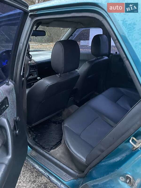 Седан Mazda 323 1992 в Львове