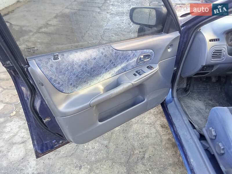 Хэтчбек Mazda 323 2000 в Перемышлянах